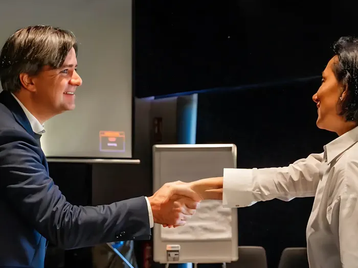 Imre van Gastel welcoming a participant at a leadership workshop